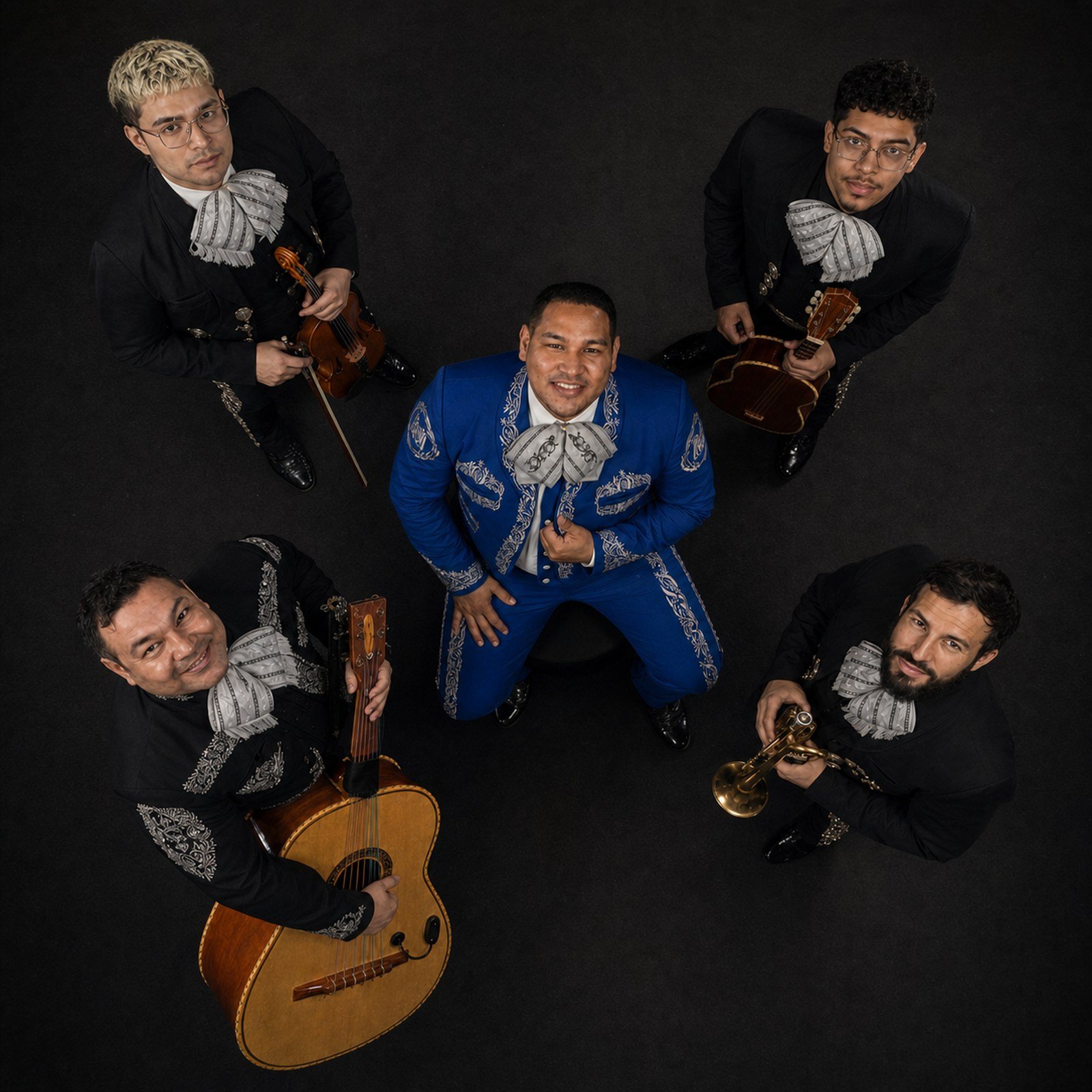 Los cinco integrantes de Mariachi Linaje vistos desde arriba con sus instrumentos